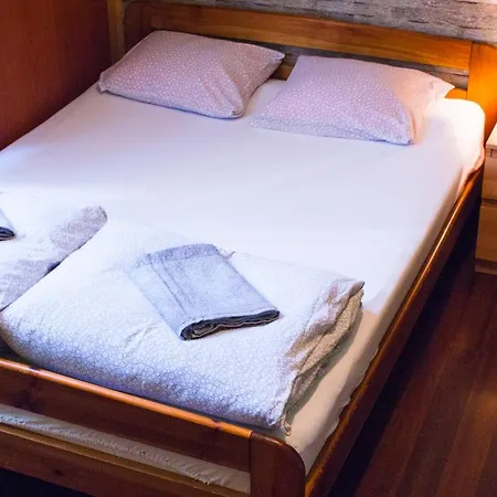 Smocza Jama Hostel *